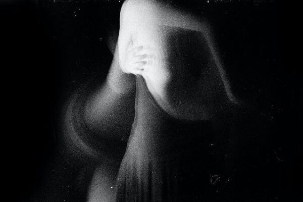 העולם של נערות ליווי: להבין את ההיסטוריה, הסטיגמה והמציאות העולם של נערות ליווי: להבין את ההיסטוריה, הסטיגמה והמציאות