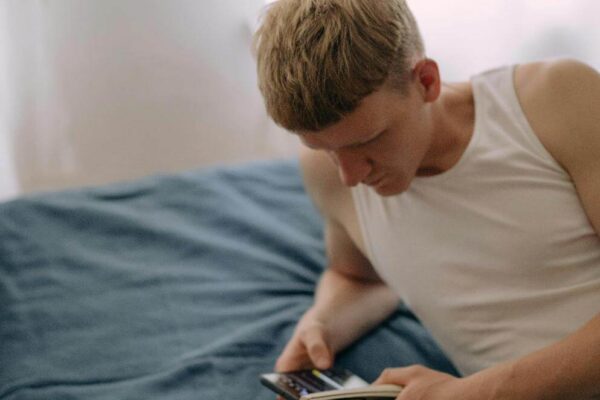 התמכרות לפורנו, הידועה גם בשם הפרעת התנהגות מינית כפייתית, היא הפרעה פסיכולוגית המאופיינת בחוסר יכולתו של הפרט לשלוט בדחף שלו לצרוך חומר פורנוגרפי. זהו נושא הולך וגדל בחברה של ימינו ומשפיע על אנשים מכל המינים וקבוצות הגיל. עם הזמינות הנרחבת של האינטרנט והאנונימיות שהוא מספק, צריכת הפורנוגרפיה הפכה לנגישה וקלה יותר מאי פעם. זה הוביל לעלייה משמעותית במספר האנשים הנאבקים בהתמכרות לפורנו. במאמר זה נעמיק בגורמים, בסימפטומים ובהשלכות של התמכרות לפורנו, כמו גם נחקור טיפולים אפשריים ודרכים למנוע אותה. התמכרות לפורנו, הידועה גם בשם הפרעת התנהגות מינית כפייתית, היא הפרעה פסיכולוגית המאופיינת בחוסר יכולתו של הפרט לשלוט בדחף שלו לצרוך חומר פורנוגרפי. זהו נושא הולך וגדל בחברה של ימינו ומשפיע על אנשים מכל המינים וקבוצות הגיל. עם הזמינות הנרחבת של האינטרנט והאנונימיות שהוא מספק, צריכת הפורנוגרפיה הפכה לנגישה וקלה יותר מאי פעם. זה הוביל לעלייה משמעותית במספר האנשים הנאבקים בהתמכרות לפורנו. במאמר זה נעמיק בגורמים, בסימפטומים ובהשלכות של התמכרות לפורנו, כמו גם נחקור טיפולים אפשריים ודרכים למנוע אותה.